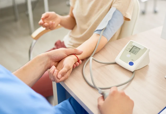 doktor sedang memeriksa pesakit