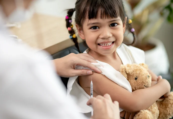 budak perempuan sedang divaksin
